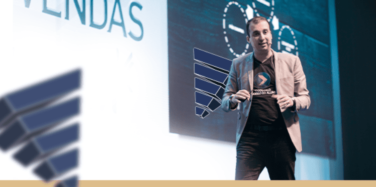 Álisson Razoni, Sócio-Diretor da DNA de Vendas e palestrante, durante palestra em Convenção de Vendas.