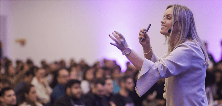 Lucia Haracemiv, CEO da DNA de Vendas e palestrante, durante palestra em Convenção de Vendas.